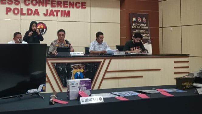 Polda Jatim menggelar konferensi pers
