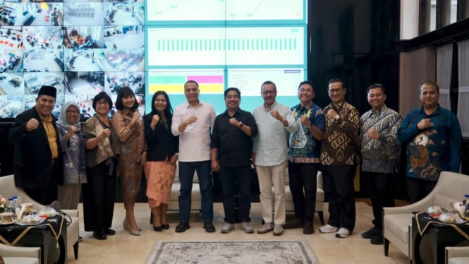 11 anggota Dewan Pendidikan Kota Surabaya