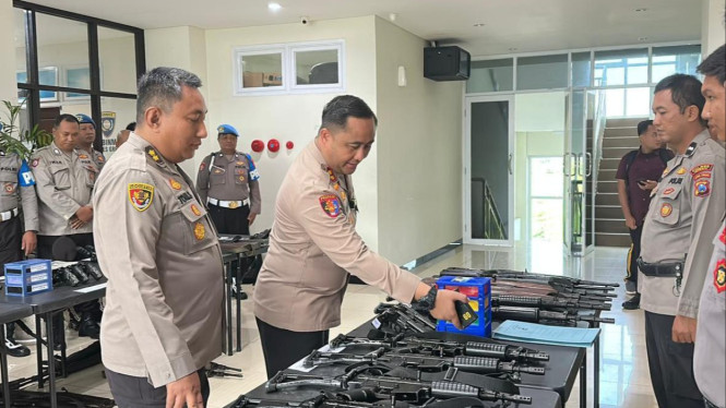 Pengecekan senjata api milik anggota polisi Polres Gresik.