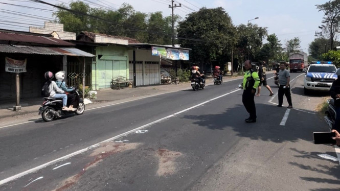 Lokasi tabrakan motor vs truk KDMP di Mojokerto