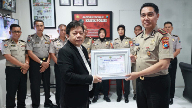 Bidhumas Polda Jatim terima penghargaan