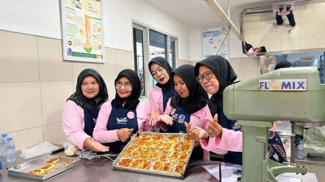 Peserta program Mama Preneur binaan Pupuk Kujang mengikuti pelatihan tata boga di Bogasari Baking Center, Jakarta Utara.