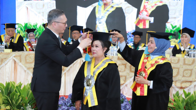 Pengukuhan Guru Besar Fakultas Ekonomi dan Bisnis Universitas Dr. Soetomo, Prof. Dr. Dra. Liosten Rianna Roosida Ully Tampubolon, M.M.