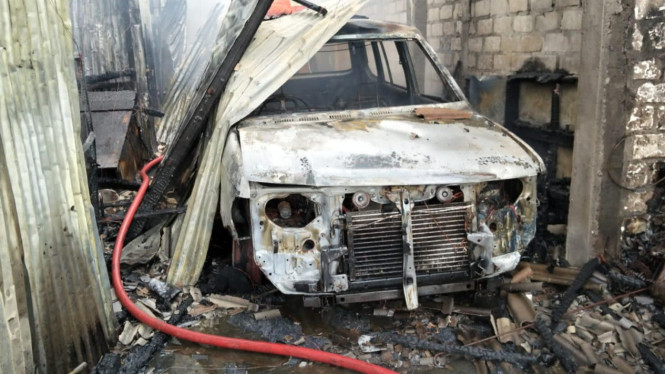 Kondisi mobil hangus di rumah yang terbakar di Manyar, Gresik.