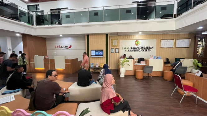 Masyarakat Antri Layanan.