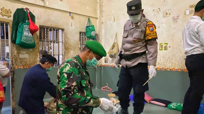 Ditjenpas Jatim saat menggeledah kamar tahanan Rutan Kelas I Surabaya di Medaeng Waru Sidoarjo.