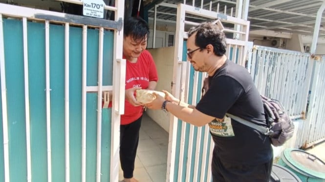 Jurnalis KOMPAK membagikan daging kurban di Kota Surabaya.