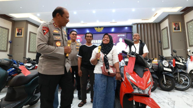 Kapolda Jatim berbincang dengan korban kejahatan jalanan