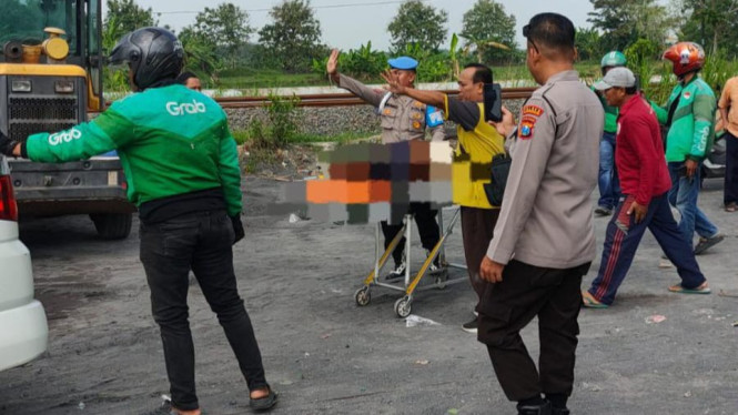 Petugas saat mengevakuasi korban