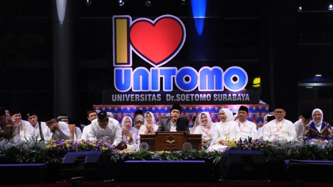 Puncak Dies Natalis ke-45 Unitomo Surabaya bersama Gus Iqdam.