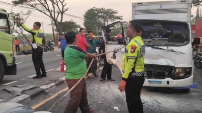 Kondisi Truck Box yang Terlibat Kecelakaan di Jalan Raya Babat-Lamongan.