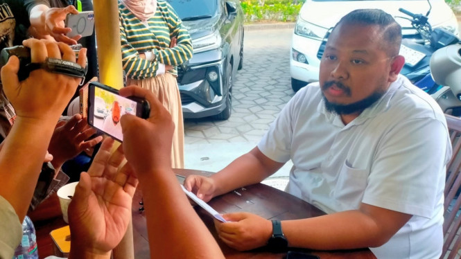 Ketua Pusat Humas dan Protokol (PHMP) Unair, Pulung Siswantara saat memberikan keterangan pers kepada wartawan di Surabaya.