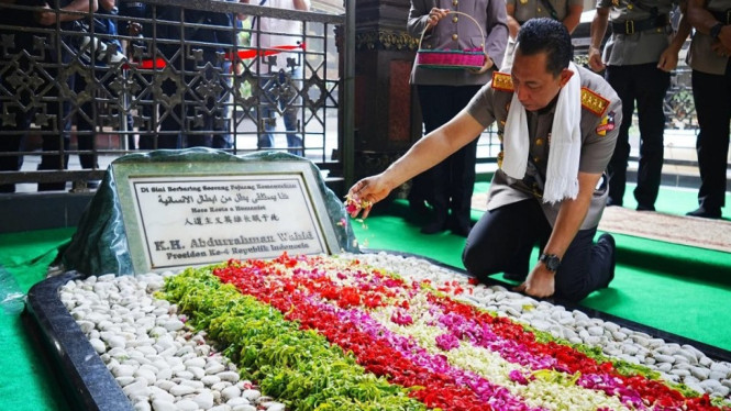 Kapolri Jenderal Listiyo Sigit Prabowo berziarah di makam Gus Dur di Pondok Pesantren Tebuireng Jombang.