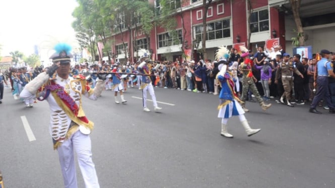 Parade Busana dan Marching Band dalam Rangka Surabaya Fashion Festival 2026.