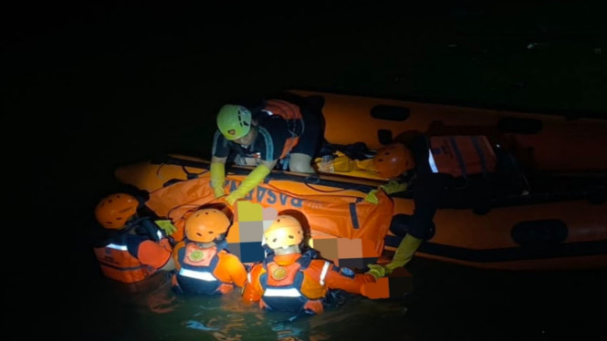 Tim SAR gabungan mengevakuasi jasad korban di Waduk Kalimati, Sidoarjo.