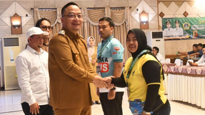 Ketua KONI Gresik dr Anis Ambiyo Putri dan Wabup Gresik Asluchul Alif
