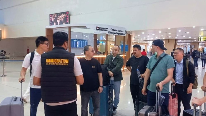 Proses Deportasi Delapan WNA Asal Tiongkok Karena Melanggar Ketentuan Bekerja tidak sesuai izin tinggal.