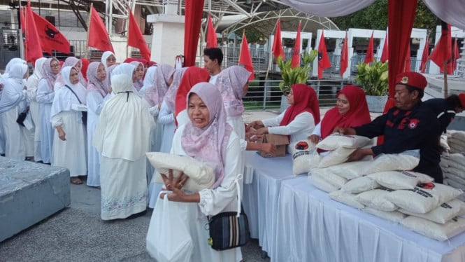 Ratusan Kader Perempuan PDI Perjuangan Gresik Peringati Haul Bung Karno ke-56
