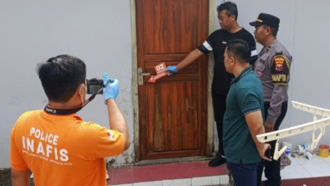 Polisi Melakukan Olah TKP Korban Perampokan.