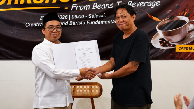 Pembina CEKA M Tzanin Zuhairy dan Owner Bisa Cafe, Ariefaldy Prihandoko, di kampus Al Fithrah Surabaya.