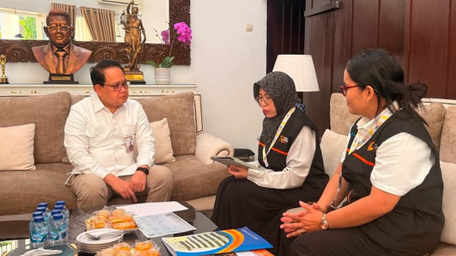 Sekretaris Daerah Provinsi Jawa Timur Adhy Karyono mengikuti pendataan sensus ekonomi.