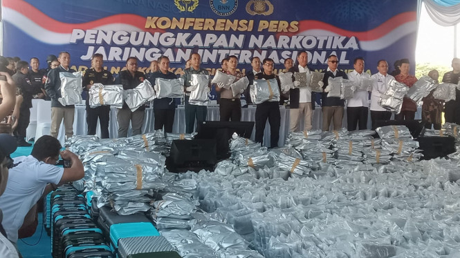Barang Bukti 3,37 Ton Bunga Kanabis Ditunjukkan dalal Jumpa Pers Gabungan antara BNN, Polda Jatim dan Dirjen Bea dan Cukai.