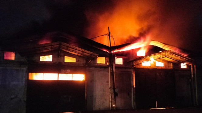 Dua Gudang Mebel di Romokalisari Surabaya Terbakar Hebat