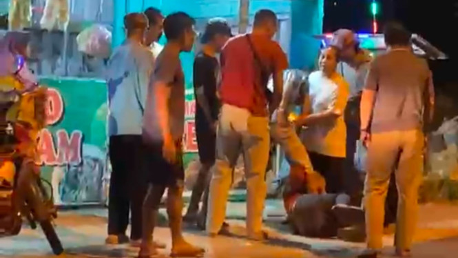Terciduk, Maling Motor Modus Jadi Pengamen di Mojokerto Dipukuli Warga