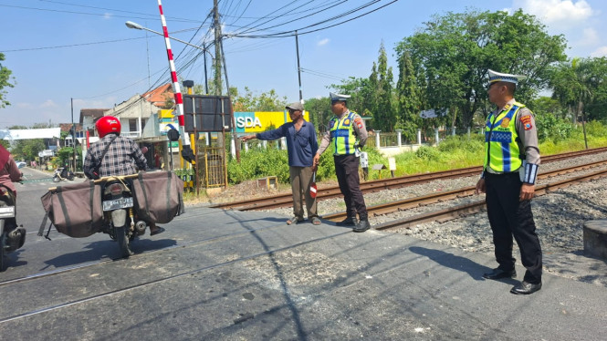 Seorang Pengendara Motor di Lamongan Tertabrak Kereta Api Usai Terobos Perlintasan Berpalang