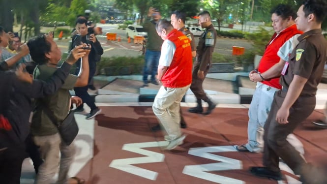 Para Tersangka Saat Keluar dari Kejati Jatim.