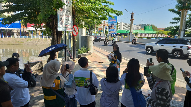 Pemandu Menjelaskan kepada Peserta Jalan Jajan di Surabaya.