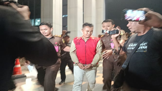 Tersangka KUR Mikro ditahan Kejati Jatim.