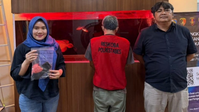 IS (baju merah) saat di kantor polisi