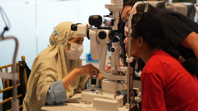 Proses Operasi Katarak Gratis oleh Siloam Hospitals Surabaya.