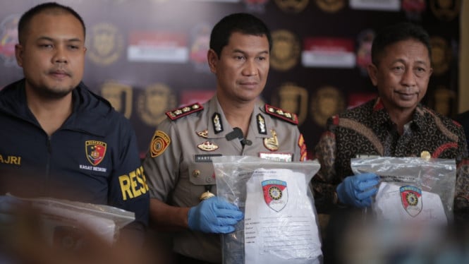 Kapolres Sampang AKBP Hartono (tengah)