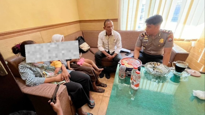 Ibu Muda Pelaku Pencurian bersama anaknya saat diamankan polisi.