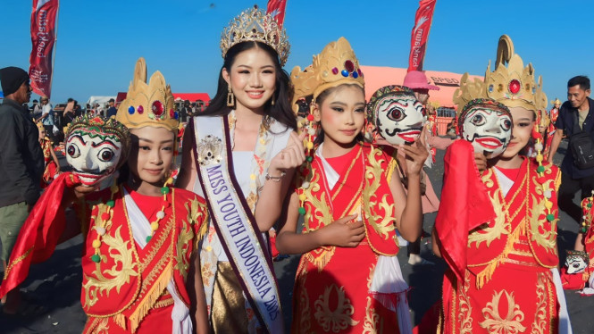 Miss Youth Indonesia 2025, Jollene Ferischea bersama para Penari Tari Topeng Kaliwungu dalam Festival Segoro Topeng Kaliwungu.