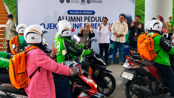 Pemberian Bantuan dari Alumni Universitas Ciputra untuk Pengemudi Ojol Perempuan.