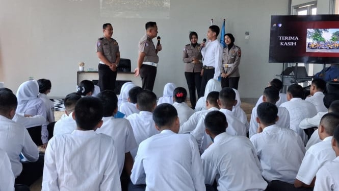 Anggota Satlantas Polres Mojokerto Memberikan Edukasi kepada Pelajar dalam Program Polantas Menyapa.