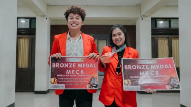 Dua Mahasiswa Untag Surabaya Peraih Bronze Medal Mandalika Essay Competition 2026.