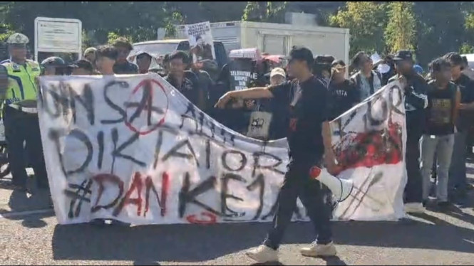 Demonstrasi Mahasiswa Menuntut Pergantian Rektor UIN Sunan Ampel Surabaya.