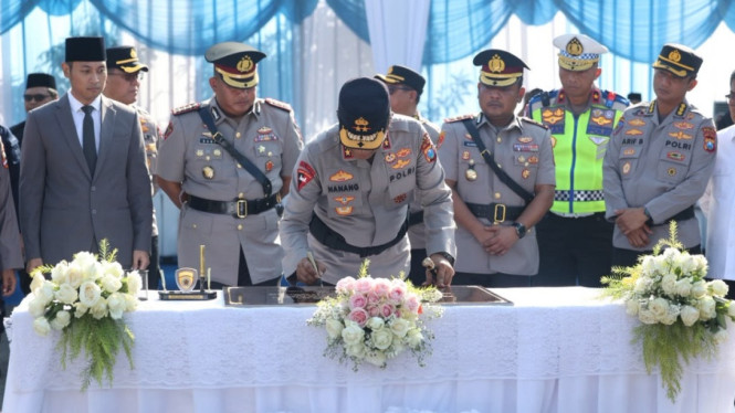 Kapolda Jatim saat mengukuhkan Polresta Tuban