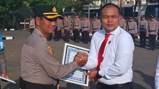 Kapolres Sampang memberi penghargaan kepada Kasat Reskrim