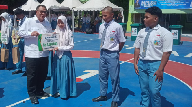 Menteri Lingkungan Hidup Jumhur Hidayat di SMAN 1 Gresik.
