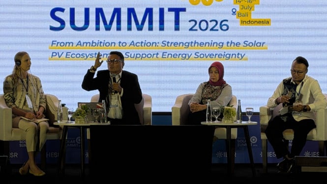 Didik Prasetiyono saat jadi pembicara panel di Tactical Steps to Meet the Clean Energy Demand of the Industrial Sector” di Indonesia Solar Summit 2026