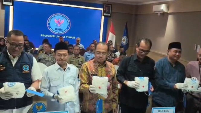 Ketua Komisi A DPRD Jatim Dedi Irwansa (Kemeja Putih) bersama Pejabat BNNP Jatim.