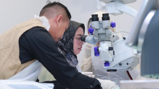 Dokter mata saat workshop di Surabaya