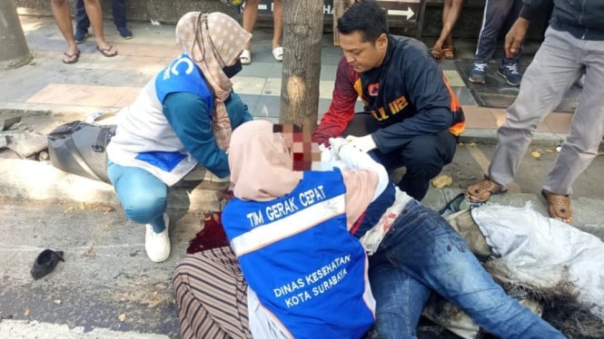 Korban kecelakaan mendapat pertolongan medis