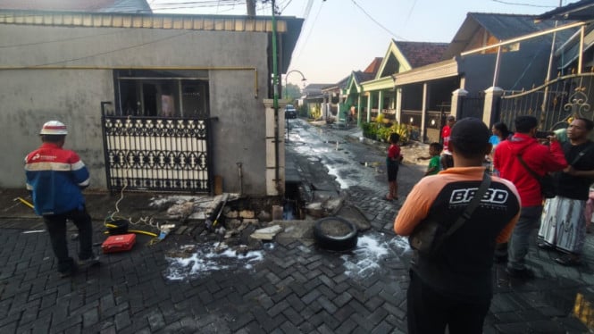 Petugas di lokasi semburan api.