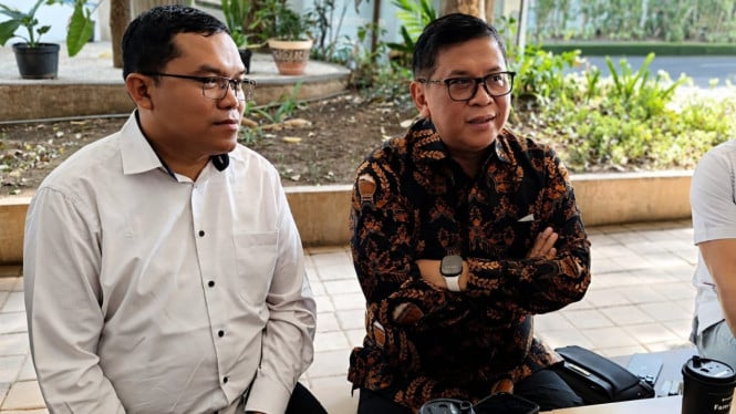 Pangi Syarwi dan Sekjen PDIP Hasto Kristiyanto di Unair.